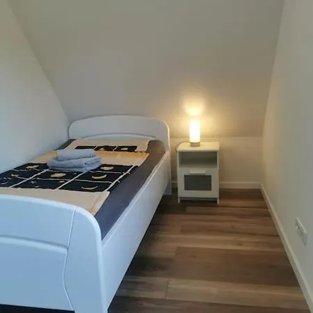 95qm Dachgeschoss Fuer 1 Bis 4 Personen شقة *