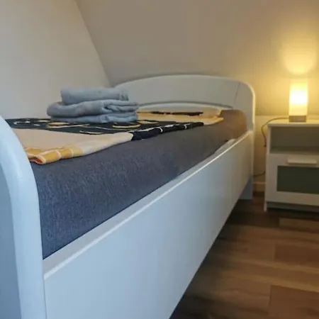 95qm Dachgeschoss Fuer 1 Bis 4 Personen شقة